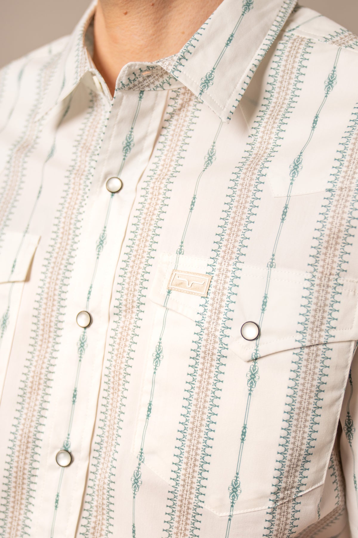 Kimes Ranch Sonny dress shirt in Green with a close-up of the collar and front pockets